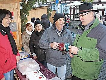 Landrat Wilhelm Schneider (CSU) war in die Itzgrundgemeinde gekommen, um mit seiner Frau über den Weihnachtsmarkt zu Bummeln und hier und da das Gespräch zu suchen.  Foto: Helmut Will