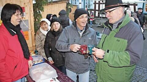 Landrat Wilhelm Schneider (CSU) war in die Itzgrundgemeinde gekommen, um mit seiner Frau über den Weihnachtsmarkt zu Bummeln und hier und da das Gespräch zu suchen.  Foto: Helmut Will