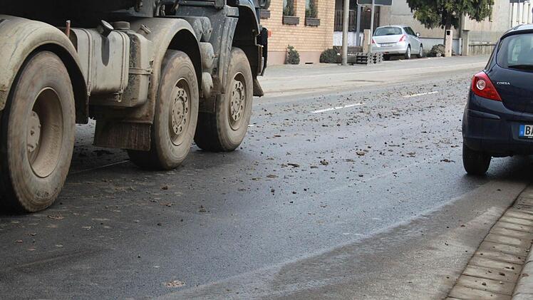 So kann es in der Ortsdurchfahrt von Zapfendorf ausschauen, fünf Minuten nachdem eine Kehrmaschine vorbeigefahren ist.