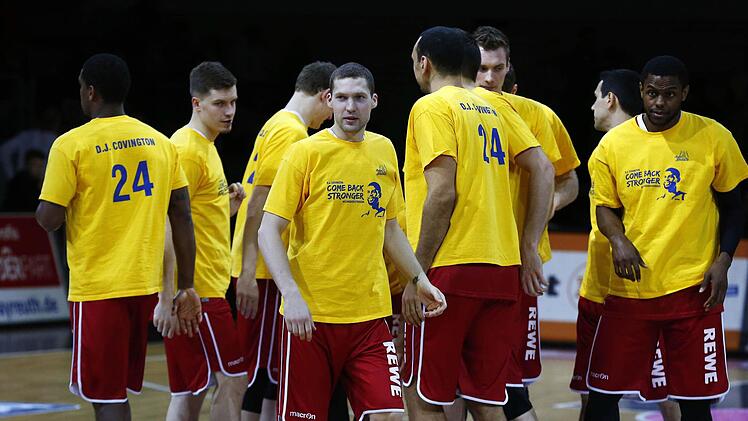 Eine schöne Geste: Die Brose Baskets trugen beim Aufwärmen gelbe T-Shirts mit der Aufschrift D.J. Covington - come back stronger. Der Hagener hatte sich in der Partie gegen Bamberg ohne Fremdeinwirkung schwer am Knie verletzt.