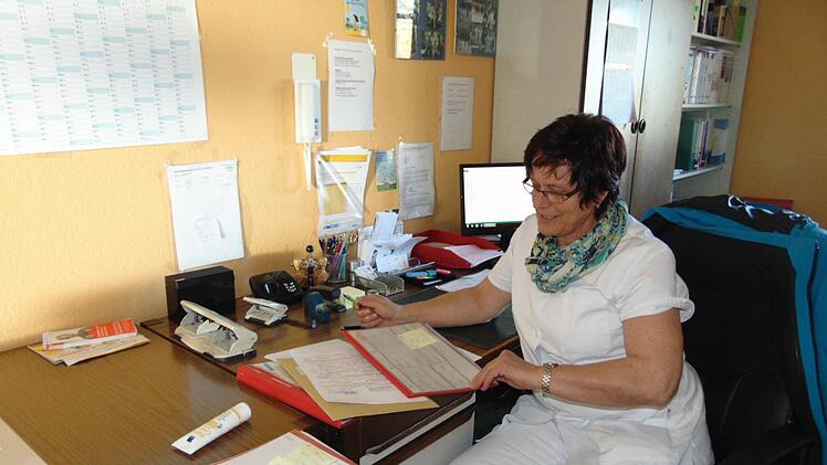 Renate Nausch muss alle ihre Schritte dokumentieren. Foto: Petra Malbrich