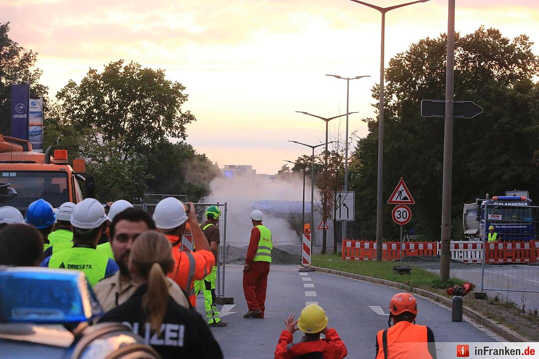 Alte Bahnbruecke am Nordring erfolgreich gesprengt