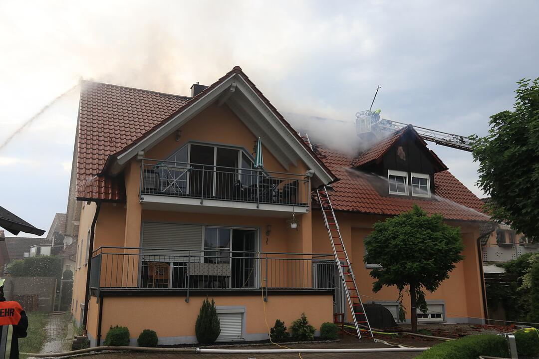 Blitzeinschlag: Dachstuhl geht nach Gewitter in Flammen auf