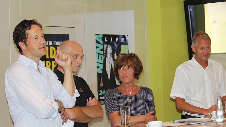 Hermann von Rotenhan, Wolfgang  und Gabi Heyder und Sponsor Stefan Rösler (von links)  stellten das Programm  vor.Eckehard Kiesewetter