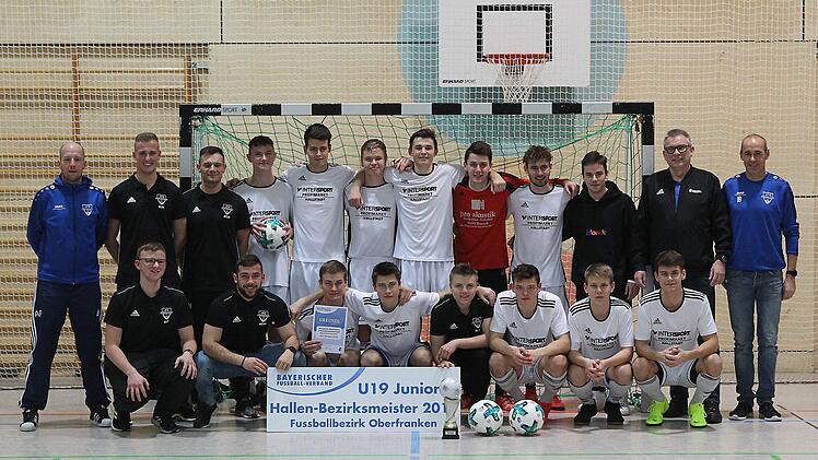 Die JFG Steigerwald ist der oberfränkische Hallenbezirksmeister der U19. Hinten v. l.: Alois Fuchs (2. Vorstand), Julian Kraus (Co-Trainer), Carsten Nüsslein (Trainer), Robin Offner, Markus Firsching, Marco Zeh, Timm Strasser, Jan Amtmann, Lucas Beyer, Hannes Hänisch, Klaus Schmalz (Bezirksjugendleiter) Ingo Bäuerlein (1. Vorstand); vorne v. l.: Julian Thomann, Sven Wenzel (Co-Trainer), Johannes Bayer, Leo Thomann, Lukas Kaiser, Franz Helmer, Robin Bätz, Julian Subat