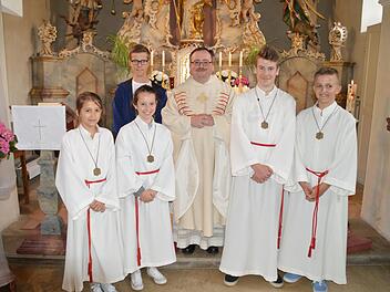 Die Ministrantengruppe (von links): Clara Strauß, Elias Krumm, Valentina Krumm, Pfarrer Norbert Wahler, Timo Hüfner und Julian Strauß.