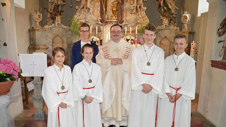Die Ministrantengruppe (von links): Clara Strauß, Elias Krumm, Valentina Krumm, Pfarrer Norbert Wahler, Timo Hüfner und Julian Strauß.
