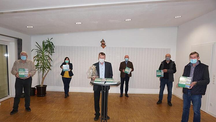 Präsentation der Waldberger Chronik: Das Bild zeigt (von links) Siegfried Söder, Bürgermeisterin Sonja Reubelt, Reinhold Albert, Landrat Thomas Habermann, Herbert Holzheimer und Wilhelm Söder. Foto: Marion Eckert