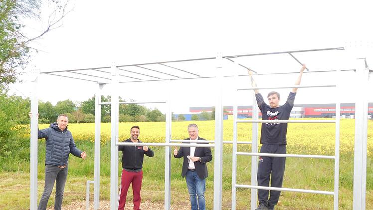 Sie nahmen den Fitness-Park offiziell in Betrieb:  Bürgermeister Martin Bernreuther, Entwickler  Poja Mahdiyen, Landrat Klaus Peter  Söllner und ein Sportler vom Team Nxt Level. Foto: Horst Wunner