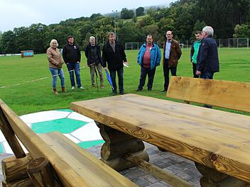 Eine Sitzbank auf dem Spielplatz am Sportfeld des SV Riedenberg ist eines der 17 Kleinprojekte, die in diesem Jahr eine Förderung erhielt.  Foto: Julia Raab