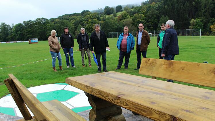 Eine Sitzbank auf dem Spielplatz am Sportfeld des SV Riedenberg ist eines der 17 Kleinprojekte, die in diesem Jahr eine Förderung erhielt.  Foto: Julia Raab