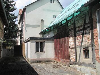Wird das vom Markt erstandene Anwesen Hauptstraße 22/24 in Wirmsthal ein Ort für Traditionsveranstaltungen? Vor einem Beschluss will das Ratsgremium die Einrichtungen in Sulzthal und Engenthal in Augenschein nehmen. Architekt Bernd Müller soll dan...