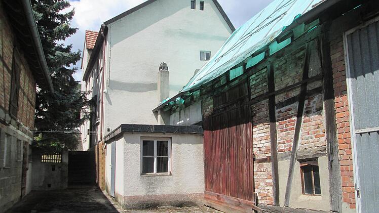 Wird das vom Markt erstandene Anwesen Hauptstraße 22/24 in Wirmsthal ein Ort für Traditionsveranstaltungen? Vor einem Beschluss will das Ratsgremium die Einrichtungen in Sulzthal und Engenthal in Augenschein nehmen. Architekt Bernd Müller soll dan...