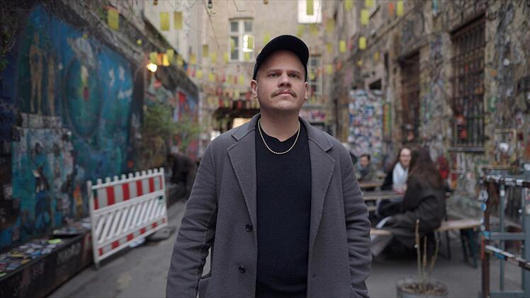 Autor und Journalist Tobias Ginsburg erkl&auml;rt, wie Dating-Coaches in den sozialen Medien die Unsicherheiten von M&auml;nnern ausnutzen und damit Geld verdienen. "Das ist schwer ertr&auml;glich", sagt Ginsburg.