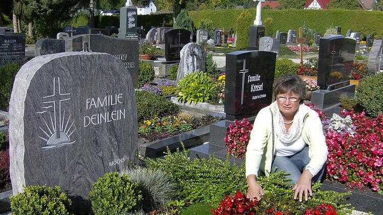 Hiltpoltsteins Bürgermeisterin Gisela Bauer am Grab ihres Vaters Foto: Malbrich