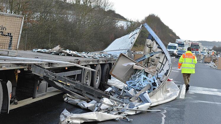 Die komplette Ladung dieses Sattelzuges verteilte sich gestern Mittag auf der Autobahn A 70 in Richtung Schweinfurt. Die Bergungsarbeiten dauerten den ganzen Nachmittag.   Foto: Ronald Rinklef