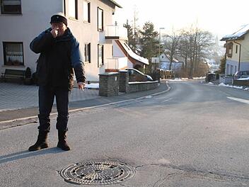 In der Hainweiherer Straße in Ebneth kommen üble Gerüche aus der Kanalisation, wie Anwohner Manfred Hänel erklärt.  Foto: Gerda Völk