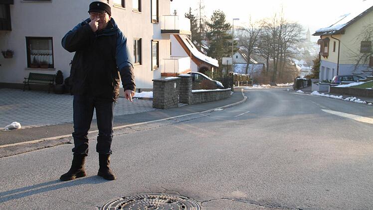In der Hainweiherer Straße in Ebneth kommen üble Gerüche aus der Kanalisation, wie Anwohner Manfred Hänel erklärt.  Foto: Gerda Völk