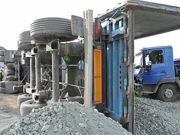 Komplett auf die Seite gekippt ist ein Sattelzug mit Auflieger, dessen Fahrer am Mittwochnachmittag in Sand Mineralbeton an einer Baustelle abliefern wollte. Beim Abladen war das Gefährt aus dem Gleichgewicht geraten und umgekippt. Fotos: Brigitte Krause
