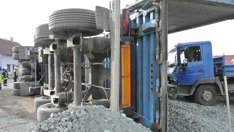 Komplett auf die Seite gekippt ist ein Sattelzug mit Auflieger, dessen Fahrer am Mittwochnachmittag in Sand Mineralbeton an einer Baustelle abliefern wollte. Beim Abladen war das Gefährt aus dem Gleichgewicht geraten und umgekippt. Fotos: Brigitte Krause