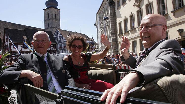In der Ehrenkutsche wurden Johanna und OB Franz Stumpf (r.) vom Bezirkstagspräsidenten Günther Denzler begleitet. Foto: Josef Hofbauer