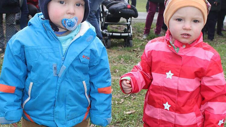 Leo Häublein (1 1/2) und Leni Hofmann (1 1/2) halten lieber ein bisschen Abstand: Den beiden sind die Osterhasen mit ihren großen Köpfen nicht so ganz geheuer Foto: Sonja Adam
