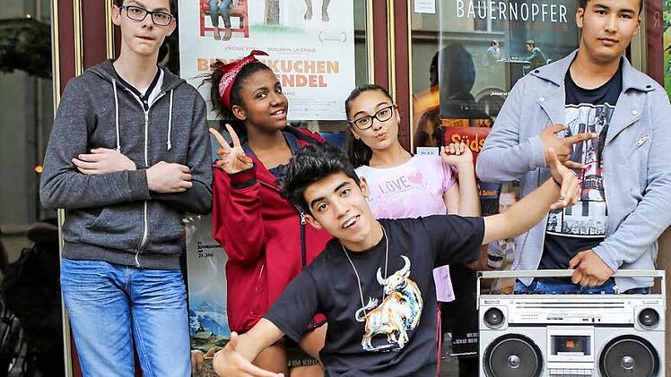 Einige der Teilnehmer von "Bamberg im Takt". Sie durften im Tonstudio einen Rapsong aufnehmen, der auch im Dokumentarfilm gezeigt wird. Von links: Marc Wolf, Andra Fieraru, Ingrid Valerio, Mortaza Kazemi und Mahdi Mohammadi Foto: RiegerPress