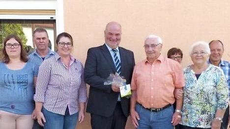 Werner Witzgall feierte seinen 80. Geburtstag. Unser Bild zeigt (von links) Enkelin Magdalena, Schwiegersohn Manfred Rosenbusch, Tochter Silvia, Bürgermeister Ralf Holzmann, Werner Witzgall, Renate Backer, Ehefrau Rosa Witzgall und Dieter Backer.  Foto: Klaus-Peter Wulf