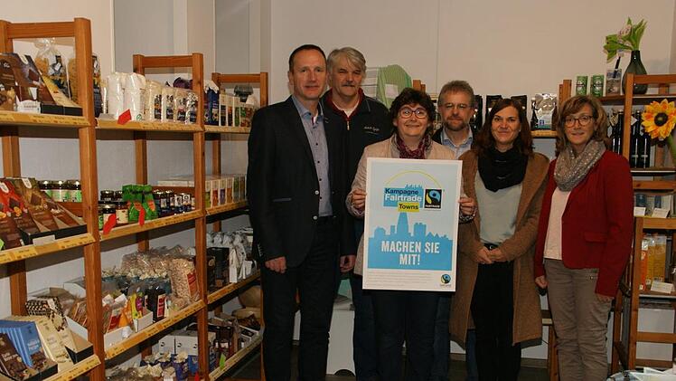 Auf dem Weg zur Fair-Trade-Town hat sich in Eltmann jetzt die Steuerungsgruppe etabliert; im Weltladen trafen sie sich zum Auftakt-Foto. Unser Bild zeigt von links: Bürgermeister Michael Ziegler, Harald Gutbrod, Elisabeth Müller-Förtsch vom Weltladen, Klaus Förtsch von der katholischen Kirchengemeinde, Susanne Müller von der Wallburg-Realschule und Cornelia Winterstein-Bötsch von der evangelischen Kirchengemeinde.  sw