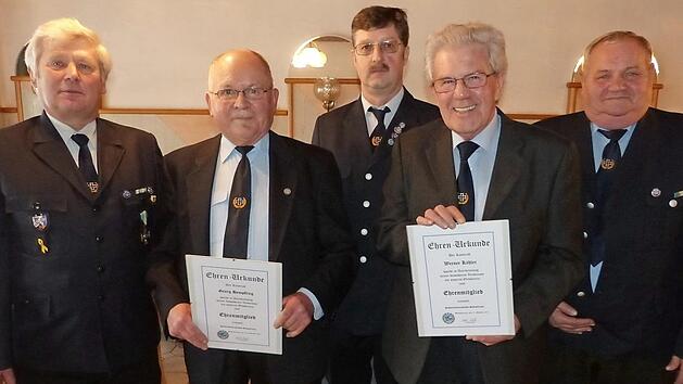 Georg Hempfling und Werner K&ouml;hler sind neue Ehrenmitglieder der Soldatenkameradschaft Stadtsteinach. Unser Bild zeigt (von links) Kreisvorsitzenden Georg Spindler, Georg Hempfling, stellvertretenden Vorsitzenden Willi UItsch, Werner K&ouml;hler und Vorsitzenden Robert D&uuml;tsch. Foto: Klaus-Peter Wulf