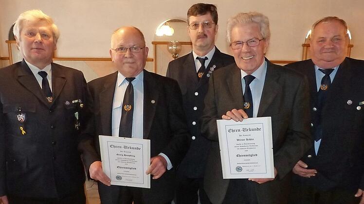 Georg Hempfling und Werner Köhler sind neue Ehrenmitglieder der Soldatenkameradschaft Stadtsteinach. Unser Bild zeigt (von links) Kreisvorsitzenden Georg Spindler, Georg Hempfling, stellvertretenden Vorsitzenden Willi UItsch, Werner Köhler und Vorsitzenden Robert Dütsch. Foto: Klaus-Peter Wulf