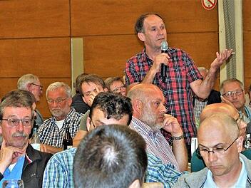 Richard Dees in der Bürgerversammlung in Ebenhausen. Sigismund von Dobschütz