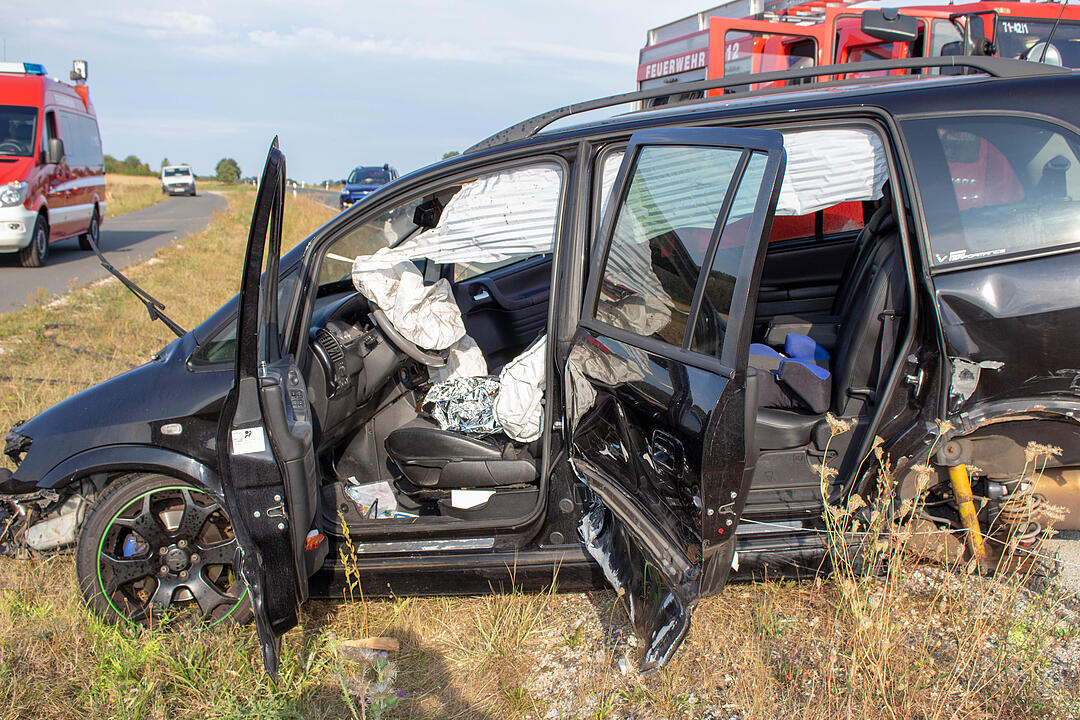 Nach Frontalcrash mit drei Autos: Ein Fahrzeug landet im Maisfeld