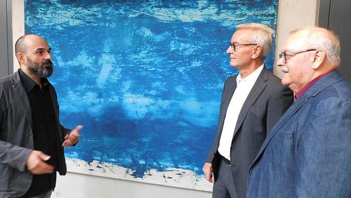Der Künstler Beka Gigauri (links) diskutiert mit Stefan Pröschold von den Stadtwerken (Mitte) und Statdtrat Lothar Seyfferth über seine Werke. Foto: Horst Wunner