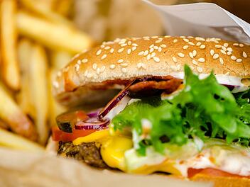 Burger und Pommes
