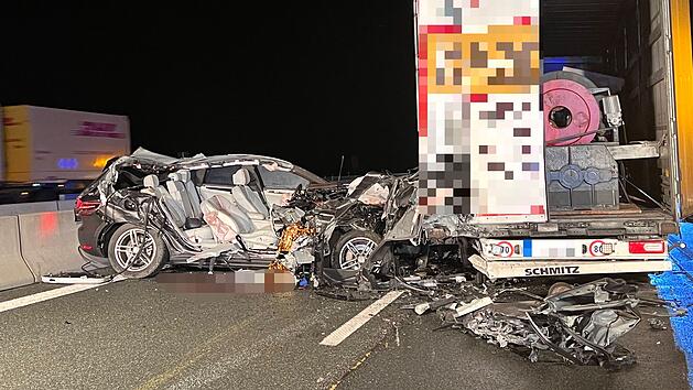 &bdquo;Das Fahrzeug wurde wie eine Sardiniendose abgesch&auml;lt&ldquo;: Porsche kracht auf A3 in Sattelzug - Beifahrerin sofort tot