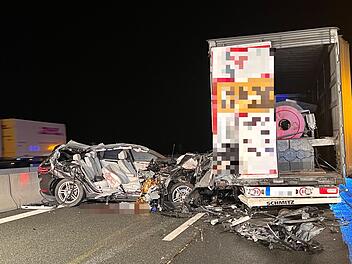 „Das Fahrzeug wurde wie eine Sardiniendose abgeschält“: Porsche kracht auf A3 in Sattelzug - Beifahrerin sofort tot