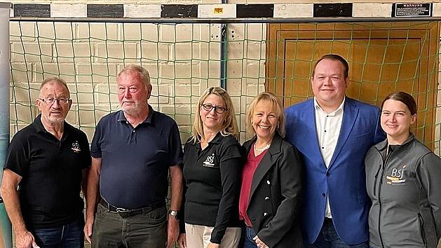 Die neue Kreisleitung des Bayerischen Sportjugend: (von links) Edwin Metzler (Beisitzer), Lothar Franz (Beisitzer), Julia Manninger (Beisitzerin), 2. Vorsitzende Isolde Winkler, Vorsitzender Friedrich Bakaj und Jennifer Reingruber (Beisitzerin)