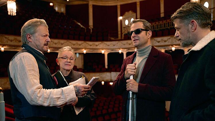 Begegnung im Theater: Haller (Philipp Hochmair, zweiter von rechts) und sein "Auge" Niko (Andreas Guenther, rechts) unterhalten sich mit Theaterstar Max (links), verk&ouml;rpert vom echten Theaterstar Roland Koch. Der Schauspieler ist langj&auml;hriges Ensemblemitglied am ehrw&uuml;rdigen Wiener Burgtheater.