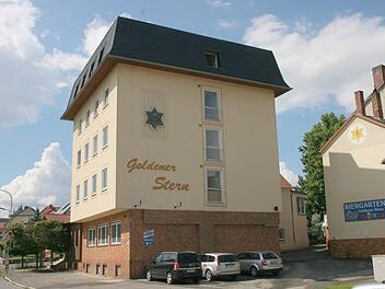 Ein dicker Brocken: Der "Goldene Stern" in Ebersdorf war zuletzt für Pächter und Interessenten eine Nummer zu groß. Jetzt hat der im Ebersdorfer Gemeindegebiet lebende Michael Pazdera das Gebäude gekauft und will dort sowohl die Gastronomie als auch den Hotel-Betrieb wieder beleben. Foto: Michael Stelzner