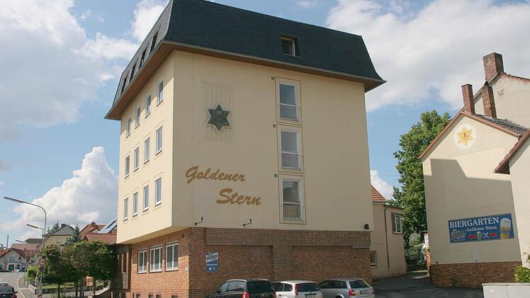 Ein dicker Brocken: Der "Goldene Stern" in Ebersdorf war zuletzt für Pächter und Interessenten eine Nummer zu groß. Jetzt hat der im Ebersdorfer Gemeindegebiet lebende Michael Pazdera das Gebäude gekauft und will dort sowohl die Gastronomie als auch den Hotel-Betrieb wieder beleben. Foto: Michael Stelzner