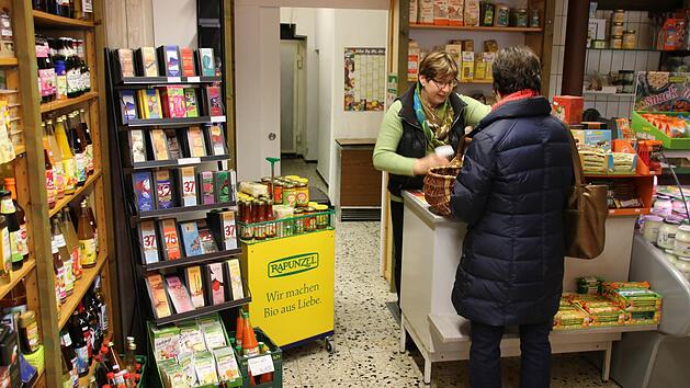 Brigitte Kieslinger in ihrem Bioladen. Sie hat keine Angst, dass der Online-Handel ihr Kundschaft wegnimmt. Ihre K&auml;ufer legen Wert auf die pers&ouml;nliche Beratung. Foto: Ronald Heck