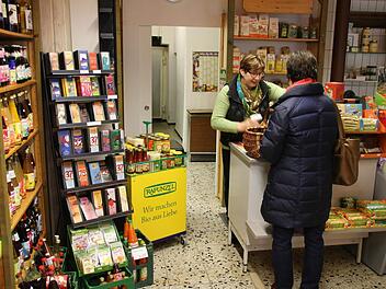 Brigitte Kieslinger in ihrem Bioladen. Sie hat keine Angst, dass der Online-Handel ihr Kundschaft wegnimmt. Ihre Käufer legen Wert auf die persönliche Beratung. Foto: Ronald Heck
