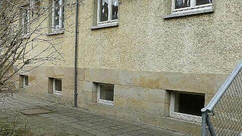 Zehn dieser Fenster in Bodennähe links und rechts des Eingangs der Grundschule entsprechen nicht mehr dem Sicherheitsstandard.