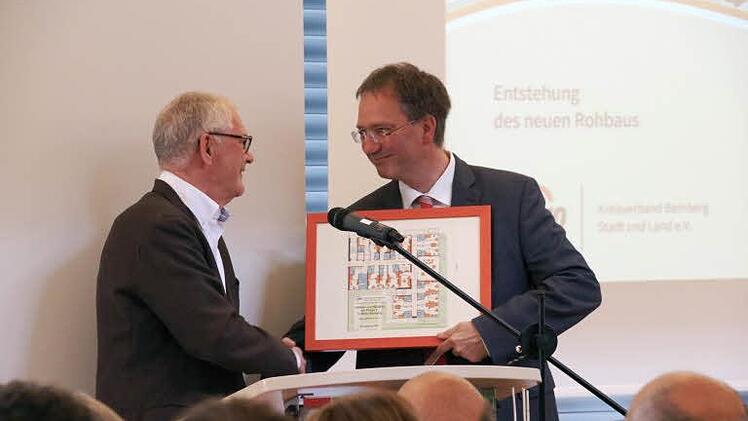 Gute Zusammenarbeit: Karl-Diethard Geyer (links), Architekt des neuen Pflegezentrums, überreicht Geschäftsführer Werner Dippold den Bauplan.