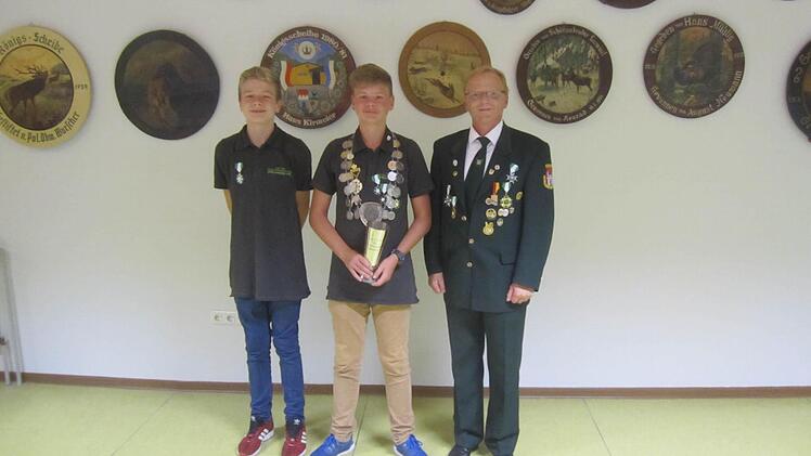 Die erfolgreichen Jungschützen (von links): Ritter Louis Aberer, Jugendkönig Moritz Fries, 2. Schützenmeister Roland Dömling