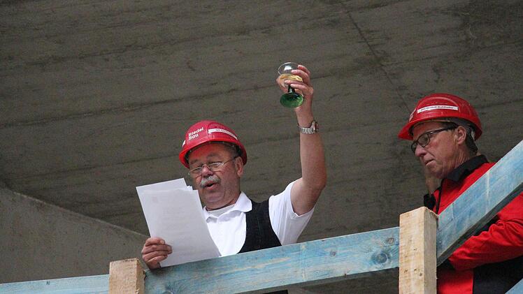 Das Atrium im Neubau des Landratsamts Erlangen-Höchstadt machte beim Richtfest Eindruck. Rund 40 Millionen Euro soll der Bau kosten. Foto: Christian Bauriedel