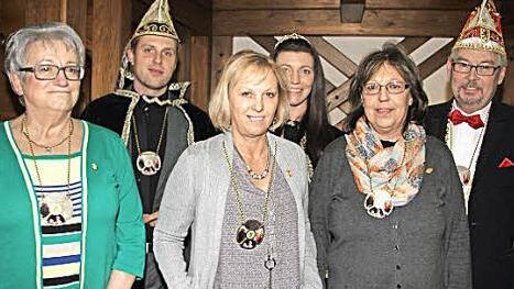 Lotti Schaller, Silvia Bayer und Christine Philp (vorne, von links) sind die guten Geister bei der Faschingsgesellschaft Stadtsteinach. Präsident Andy Sesselmann und das Prinzenpaar würdigten die Helferinnen in besonderer Weise.