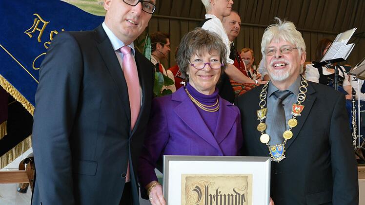 Eva Maria Roer (Mitte) erhielt die Bürgermedaille in Gold. Foto: Björn Hein