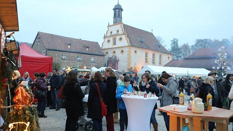Es gibt auch viel zum Schnabulieren. Unser Tipp: Whisky-Punsch.Foto: Barbara Herbst